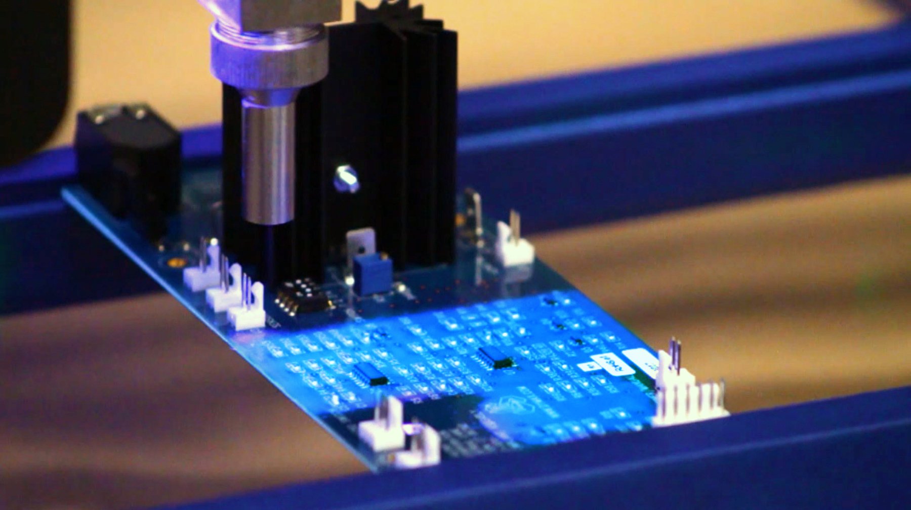 Recubrimiento electrónico 9771 aplicado a una tarjeta de circuito impreso para aplicaciones aeroespaciales